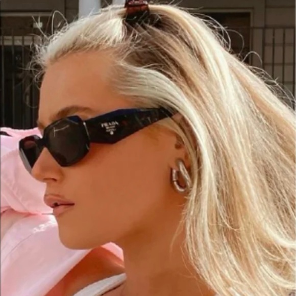 PRADA’S SEEN ON CELEBS AND INFLUENCERS, THIS STYLE IS AN UNIQUE BROWN MARBLEIZE - Picture 12 of 16